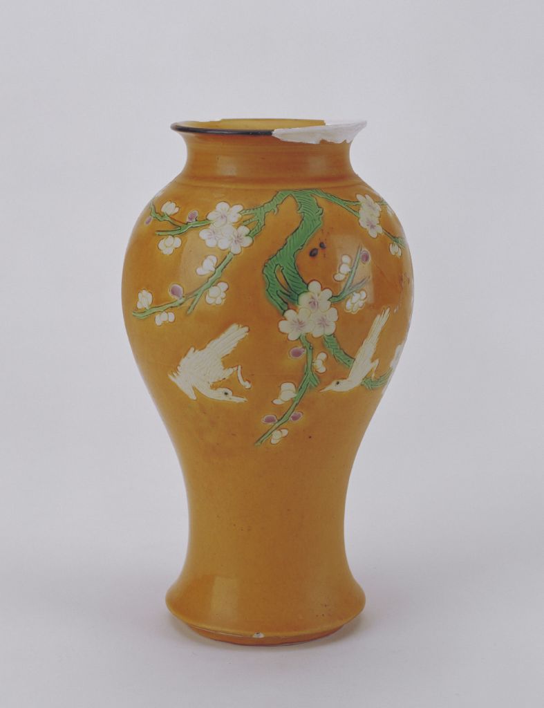 图片[1]-Yellow ground three color plum magpie vase-China Archive